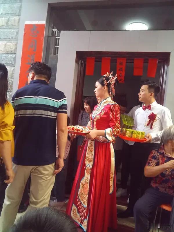 有些人家嫁女儿时说辞一套接一套，什么女儿拉扯大不容易，花钱在娘家，挣钱却要贴补自