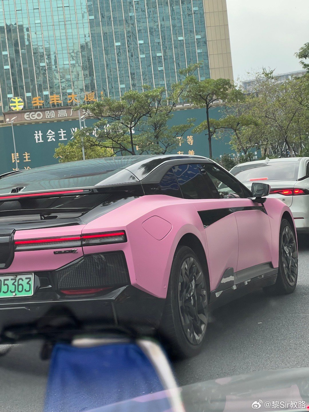 刚才看到车主，个人很讲究，有极强主体意识。就是这样的车主气场才hold得住这车高