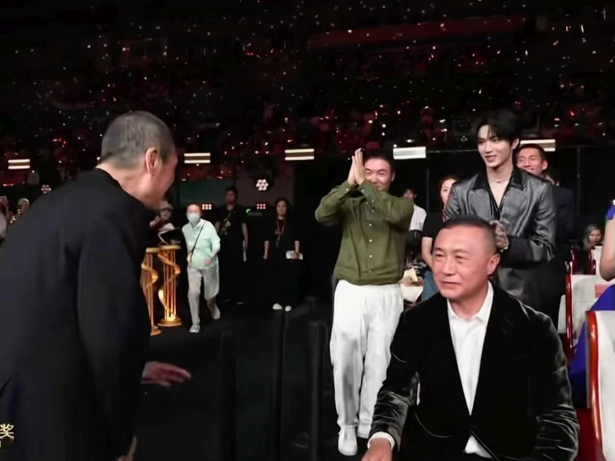 恭喜爷爷恭喜文文刘耀文三提电影主流奖