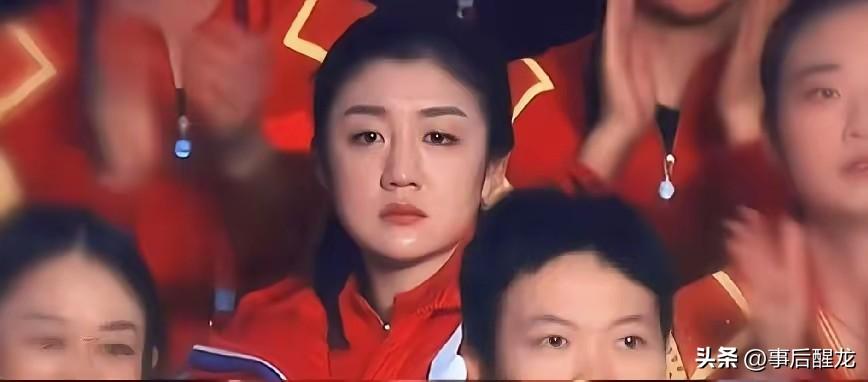 陈梦这眼神让人回味无穷！
所有爱看国乒的人估计都记得，陈梦这一眼万年的眼神：从担