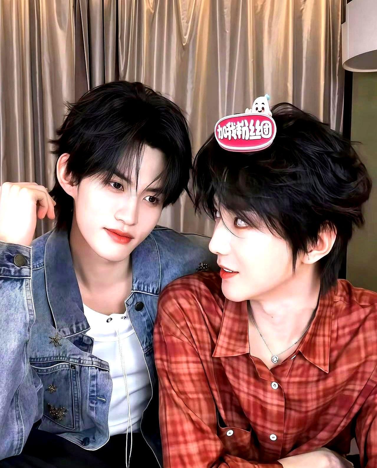 直播最后一句，他哽咽说等了他三年
 
镜头切到云旗，耳根通红，手指把普普手机壳摸