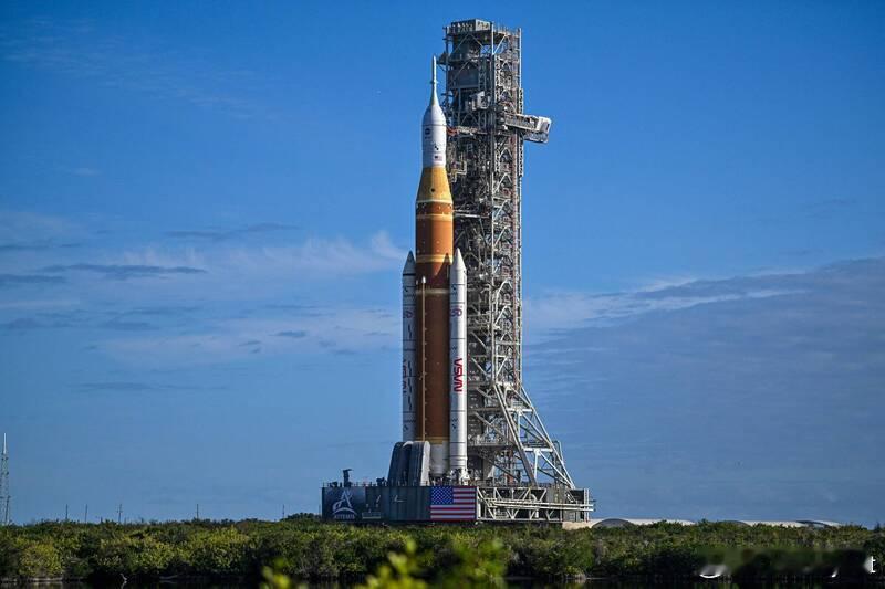 50年来首次！人类重返月球进入倒计时，NASA巨型火箭推上发射台 海外新鲜事 人