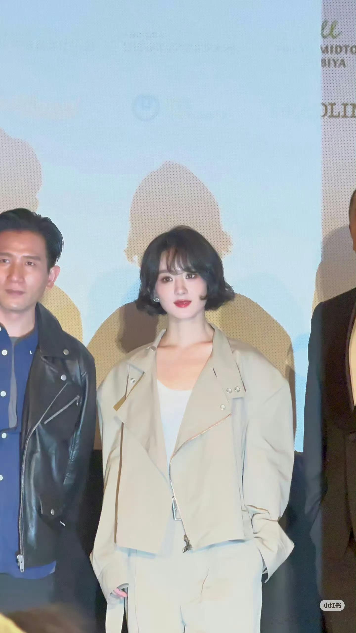 在赵丽颖身上看到了年龄的魅力，白天阿玛尼高定优雅高贵，晚上一身裤装帅气大佬，老公