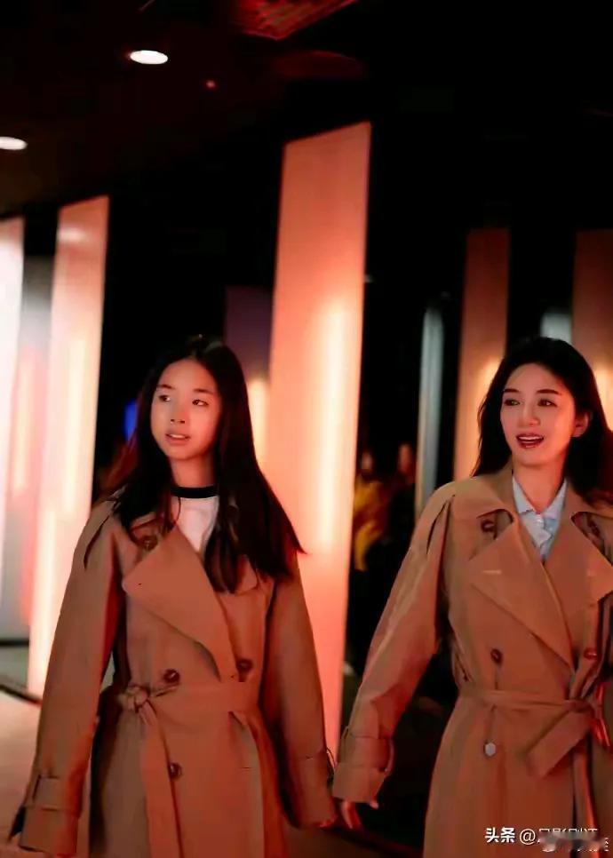 黄奕的女儿长得太像父亲了，长高的她妥妥的是披着长发的黄毅清。事实证明，女人想生个