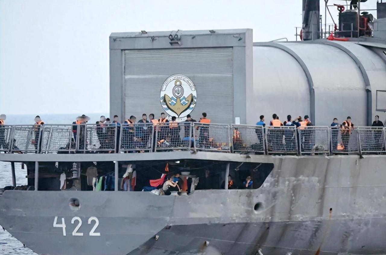 好家伙！印度洋最近出了件大事，美军直接在公海对伊朗军舰下狠手，击沉护卫舰造成上百