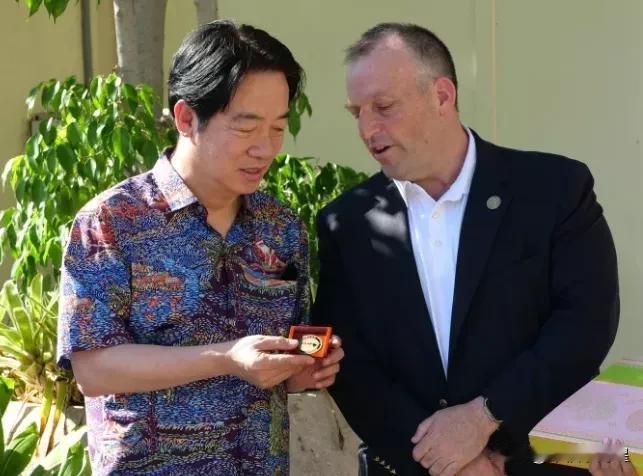 台独势力赖清德集团正在加紧“备战”，前天乘机离台窜访，第一站就到了美国夏威夷，虽