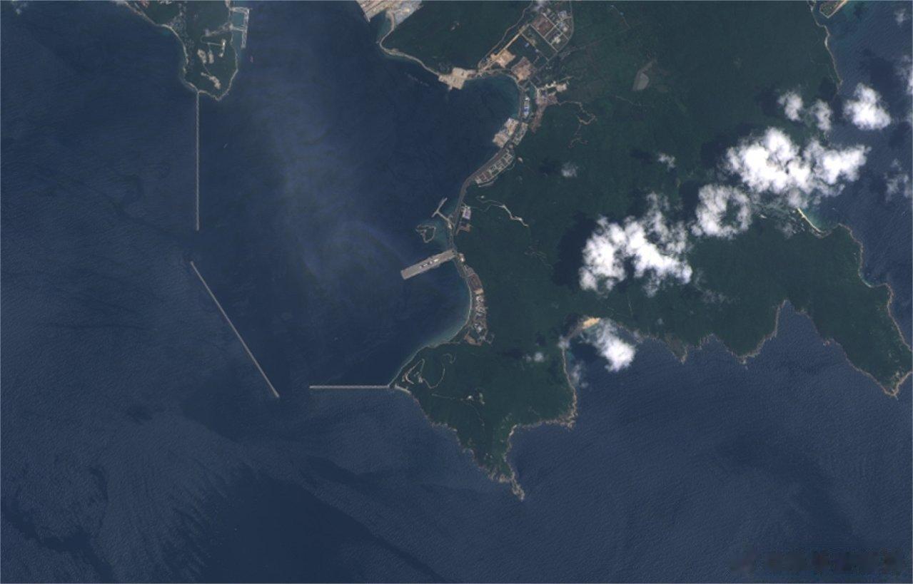 “勤劳”的航母“山东舰”又出海了！根据国外的商业卫星图像显示，目前“山东舰”已经