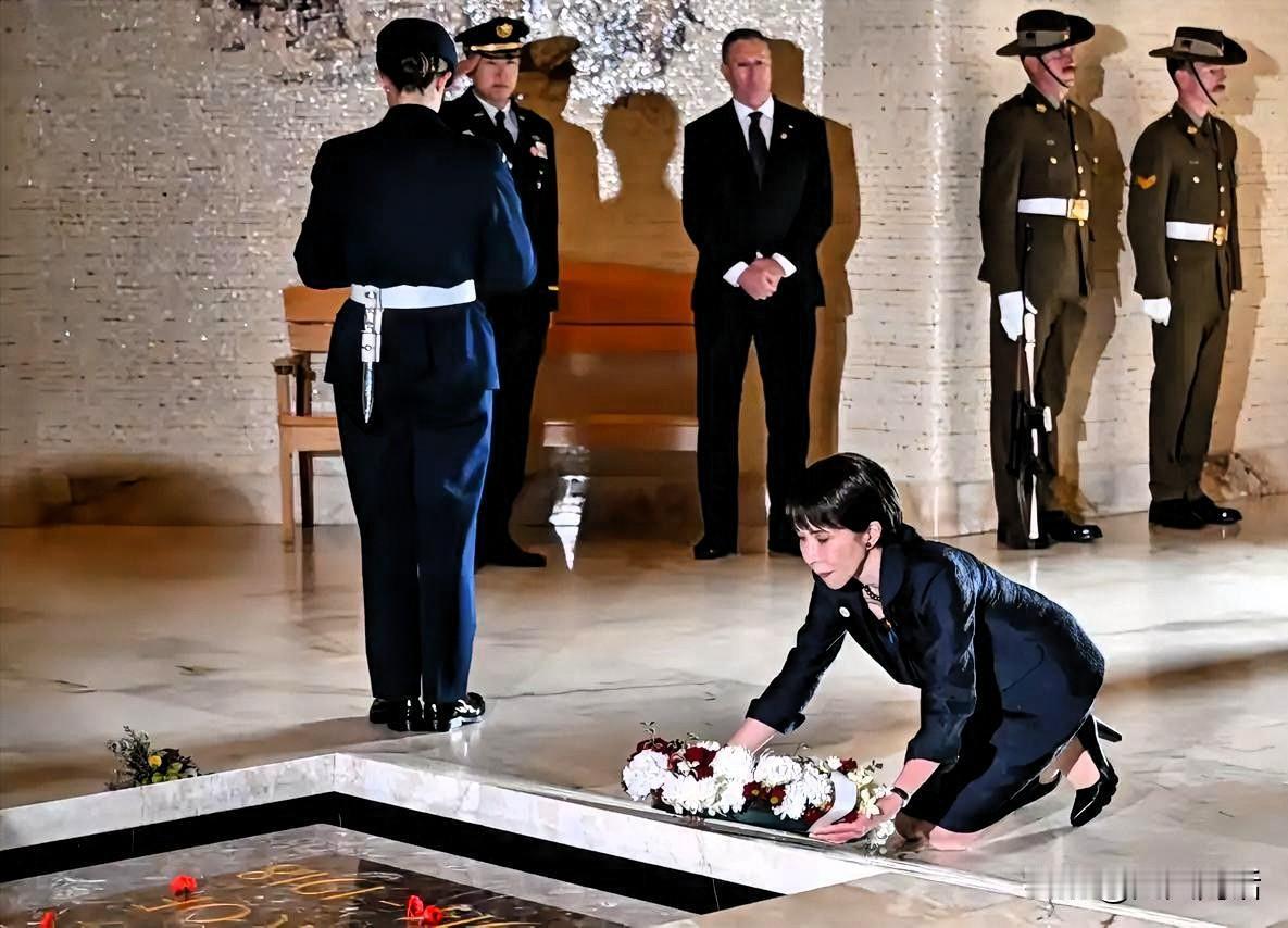 5月4日，澳大利亚战争纪念馆。高市早苗跪在无名战士墓前，献花、低头、默哀，姿态低