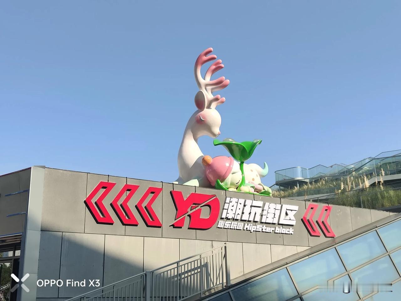 人要有翻篇的能力，不依不饶只会画地为牢。愿我有前进一寸的勇气亦有后退一尺的从容。