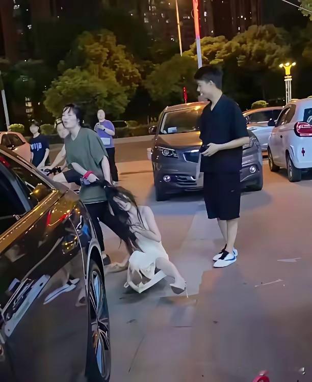 原配的三姐大决战，这场打斗原配表现太出色了，三姐完全不是她的对手，原配一把就扯掉