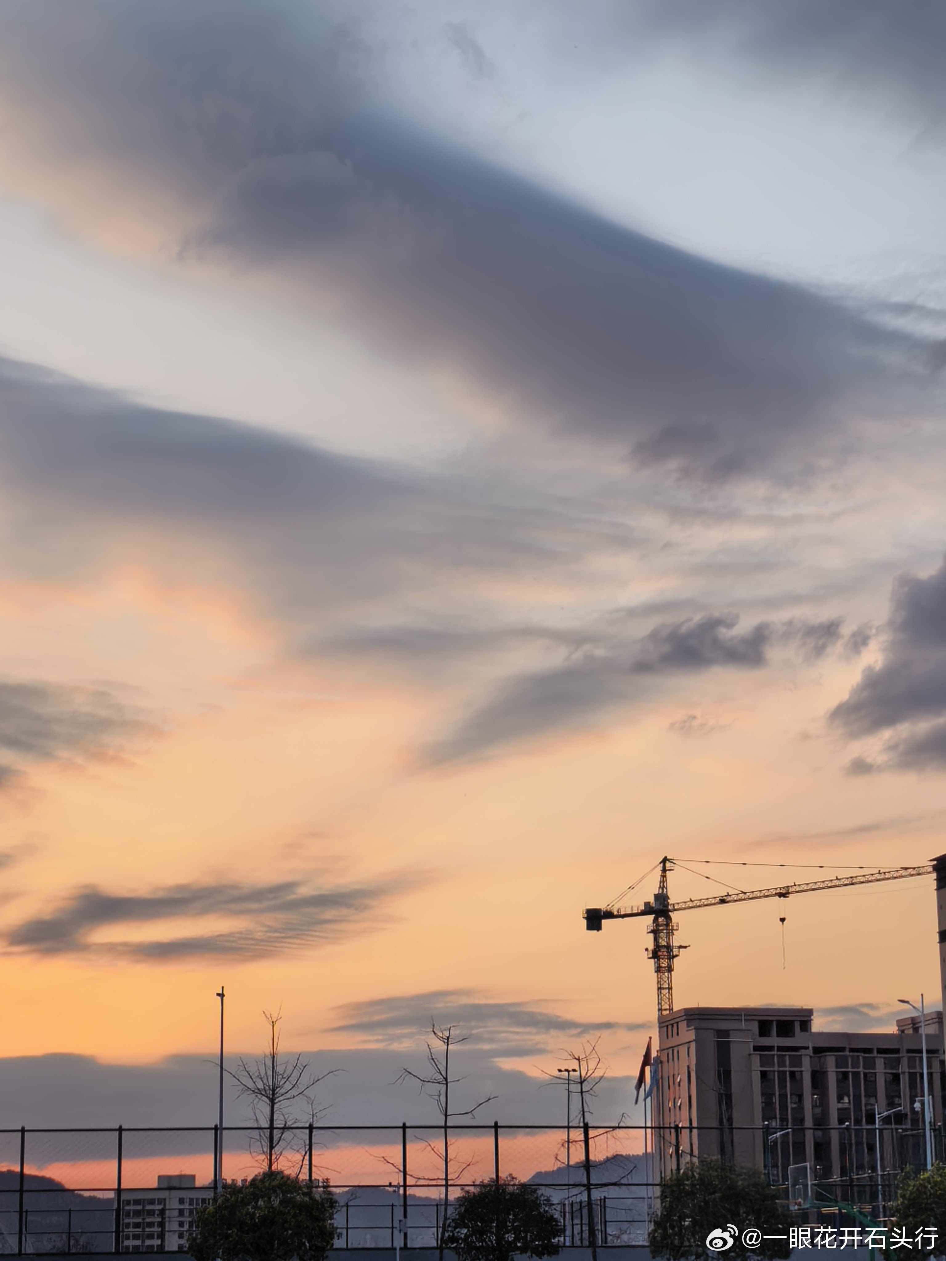 炒新不炒旧炒旧逻辑够 波段来回走资金拿先手低位不退后高位留一手人疯魂不勾静待好时