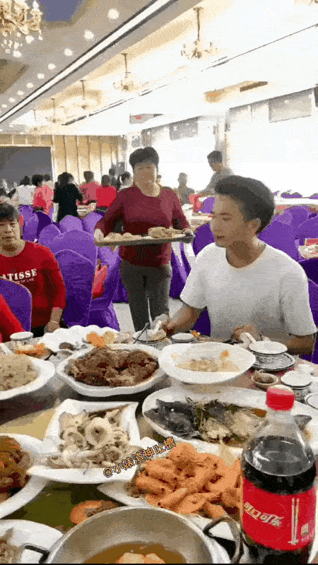 "没眼看啊[捂脸]"！一小伙子去喝喜酒，正当他从传菜大妈的托盘上把菜端到桌子上后