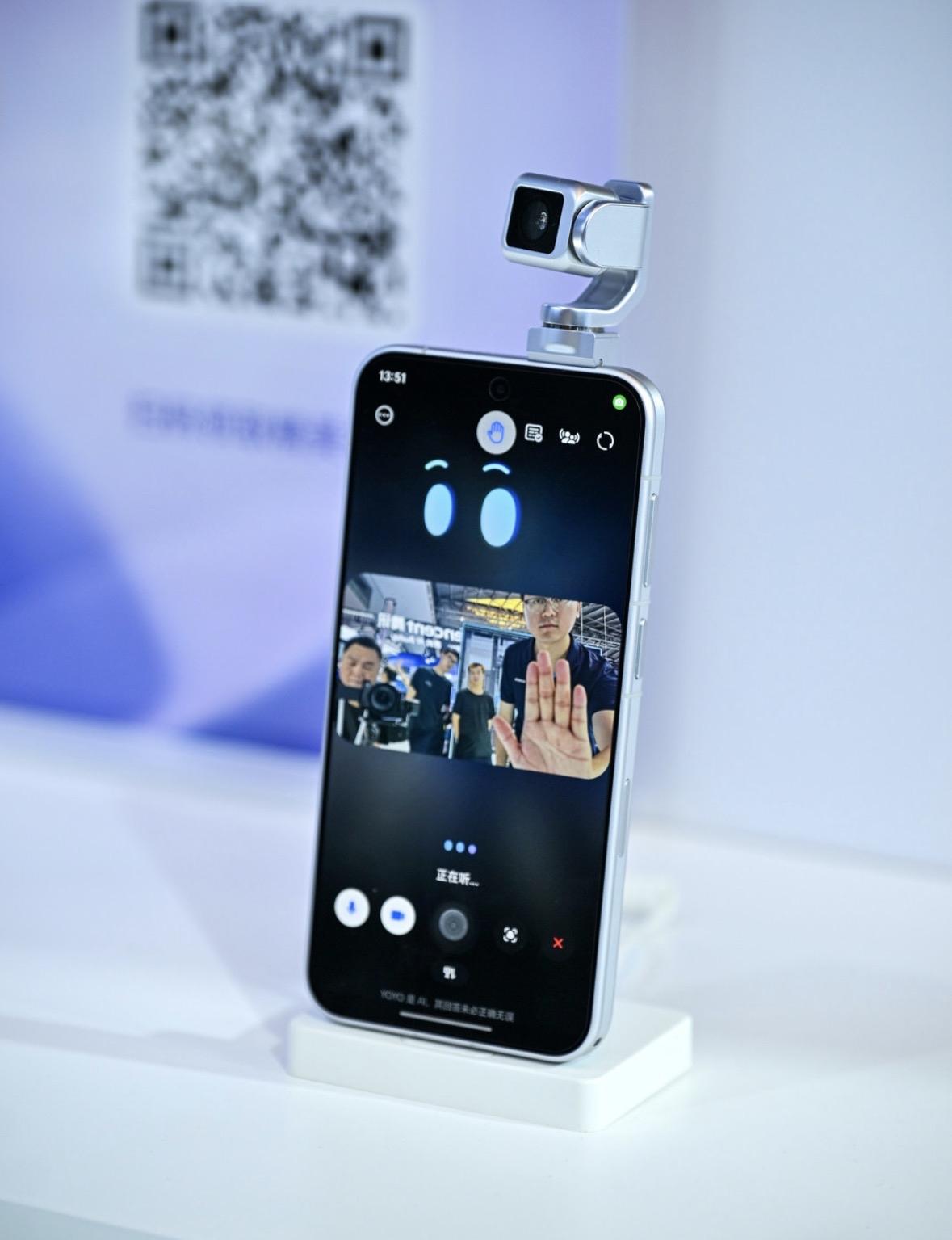 荣耀Robot Phone一出手直接闪耀全场，颜值和拍摄体验直接拉满

2026