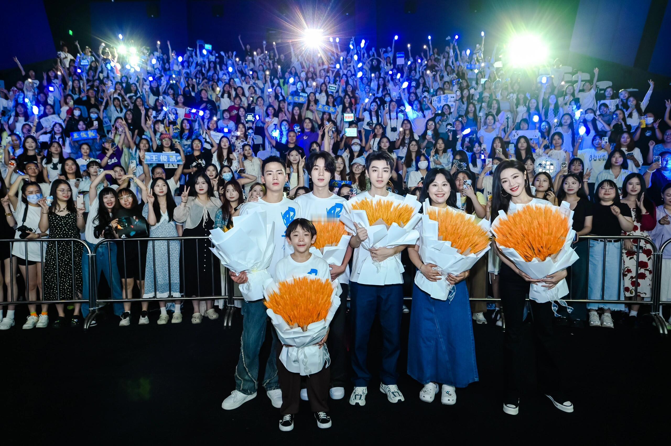 #王俊凯电影野孩子# 野孩子路演家乡重庆站收官大合照📷✨🎞️（今天是被露额头