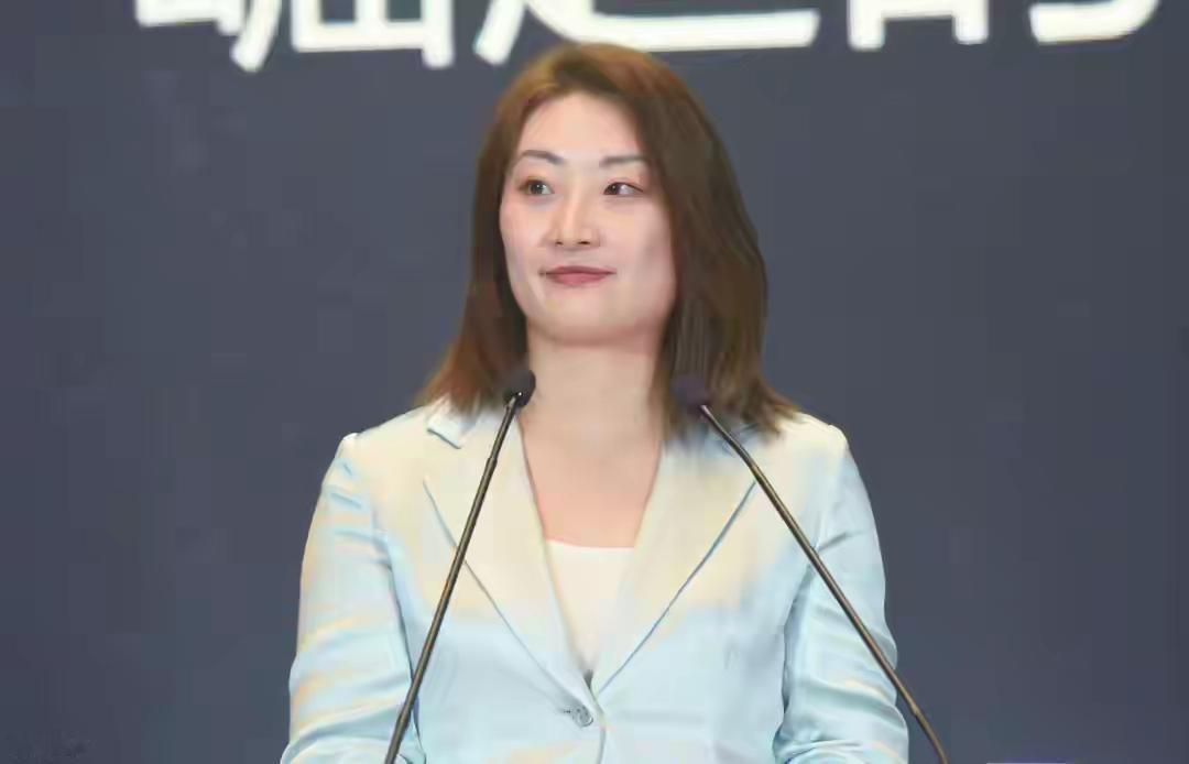 宗馥莉这摊子事，真别毁了咱喝大的娃哈哈！
国庆最后两天，宗馥莉又被传和30多管理