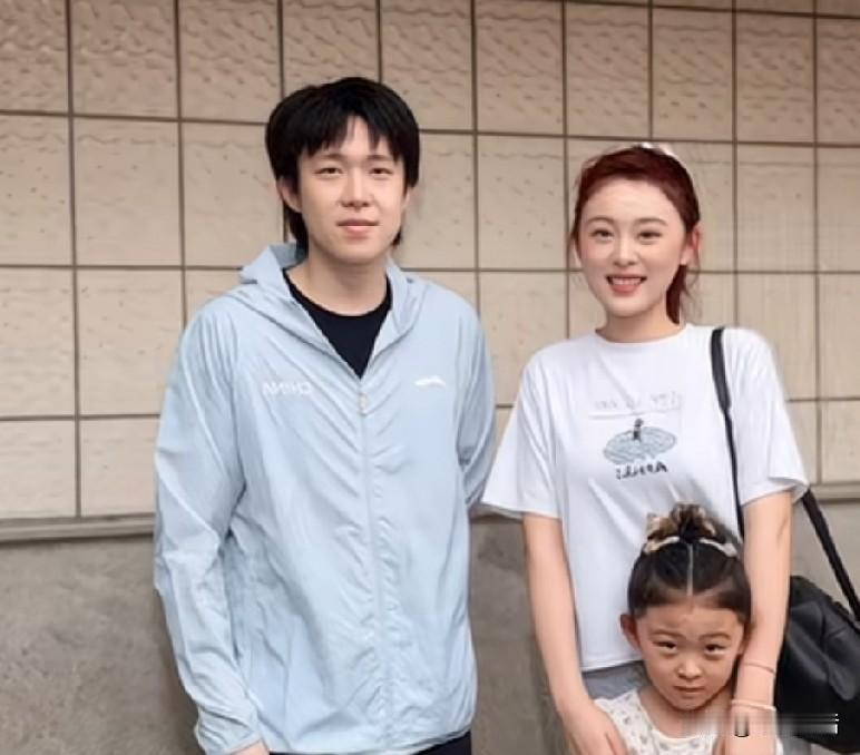 王楚钦与孙逊教练的妻女合影，距离感拉满！

孙逊教练的女儿朵朵长得和爸爸很像，妻