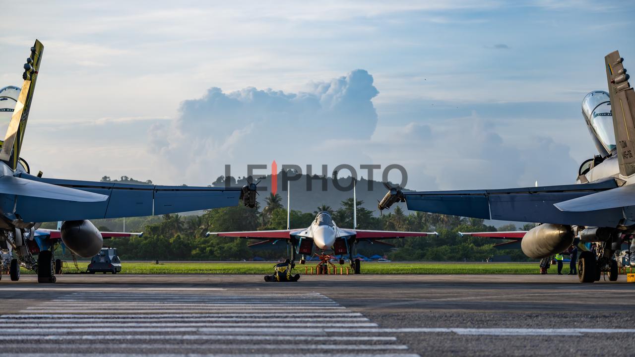 对手还是朋友？图中两架F18与一架苏35“对峙”中，这是在马来西亚兰卡威航展上的