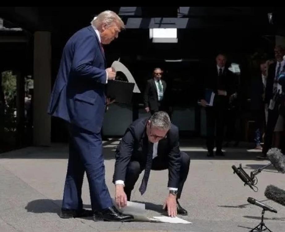 弯腰给特朗普捡文件的斯塔默，有种绅士风度。
和爱波斯坦合影中的曼德尔森戴着墨镜，