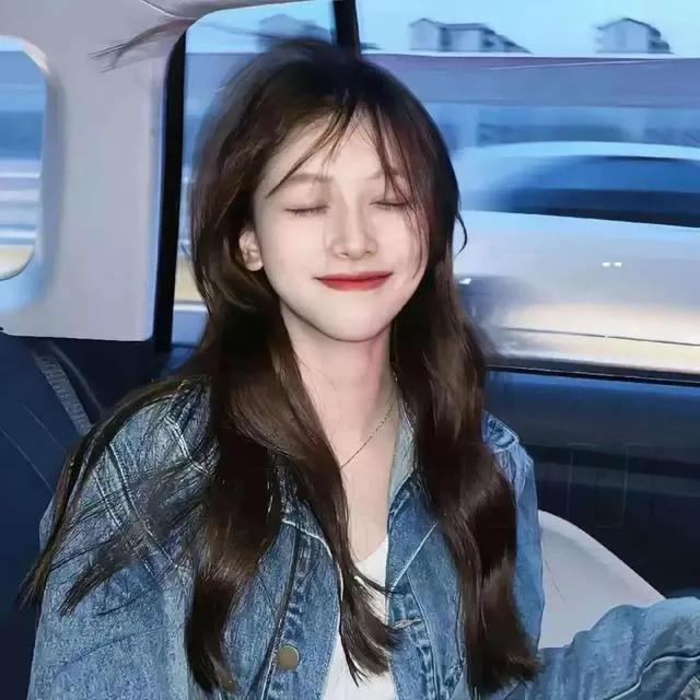 微风拂面，车上的少女甜笑如画少女感微笑女孩 车内的美女 女生开车的状态 车里的美