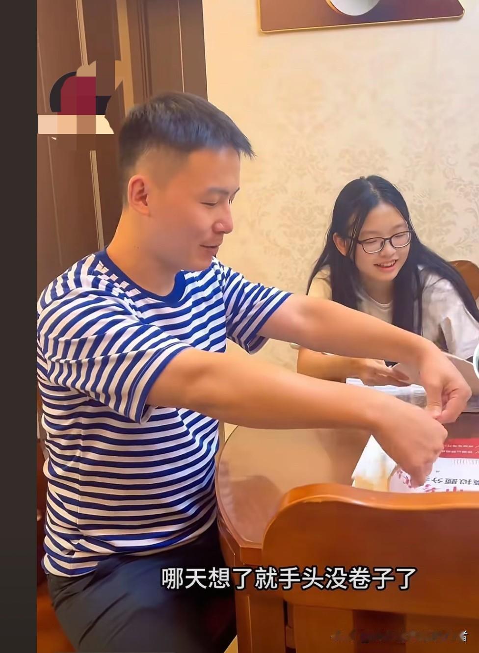 谢浩男放假回到深圳之后，家中的爸爸、妈妈和大妹就开始轮流更新视频了。今天，谢浩男