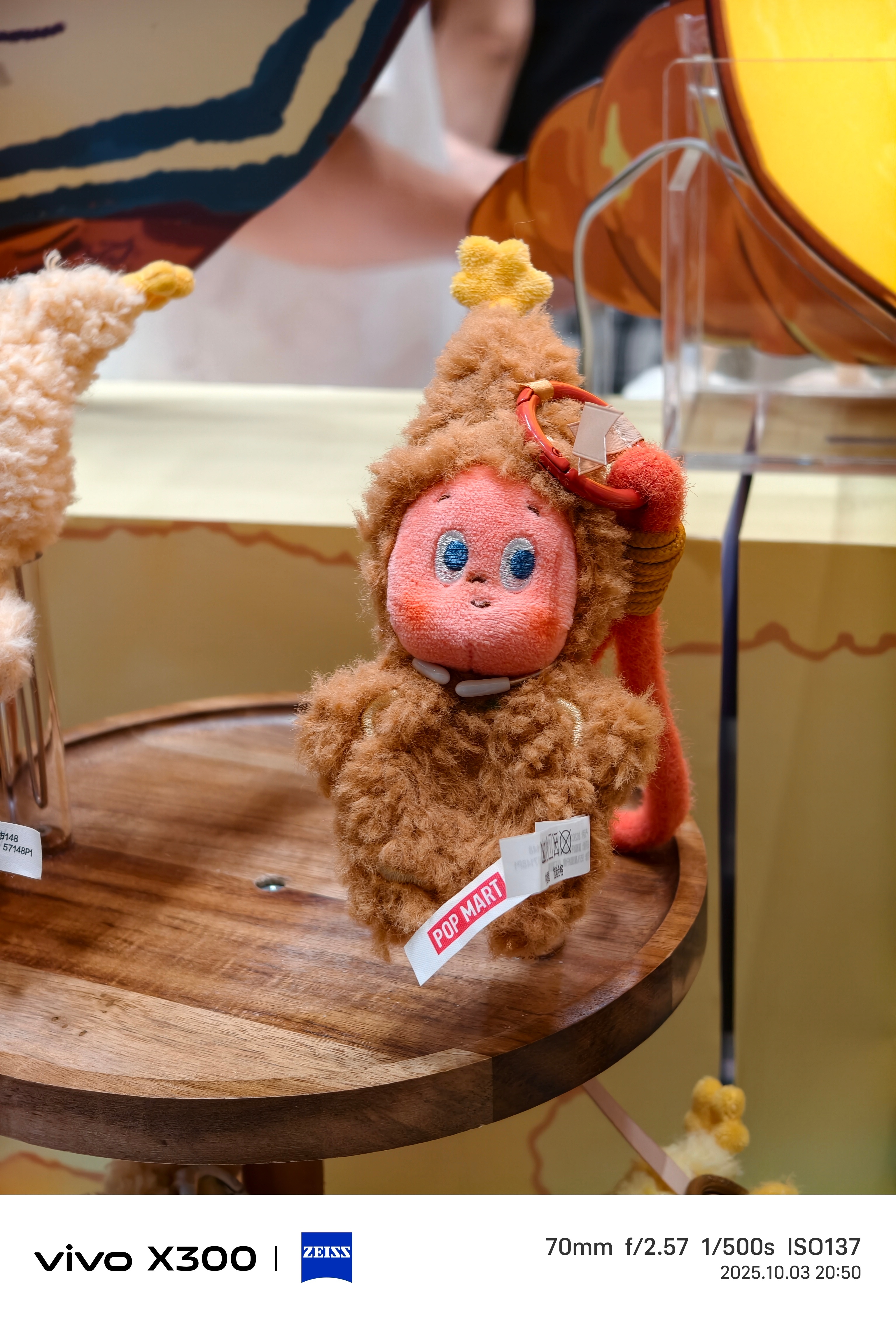 挪用1700万打赏女孩父亲已基本破产光拆卡拆盲盒都已经花了五六十万父母难道没有让