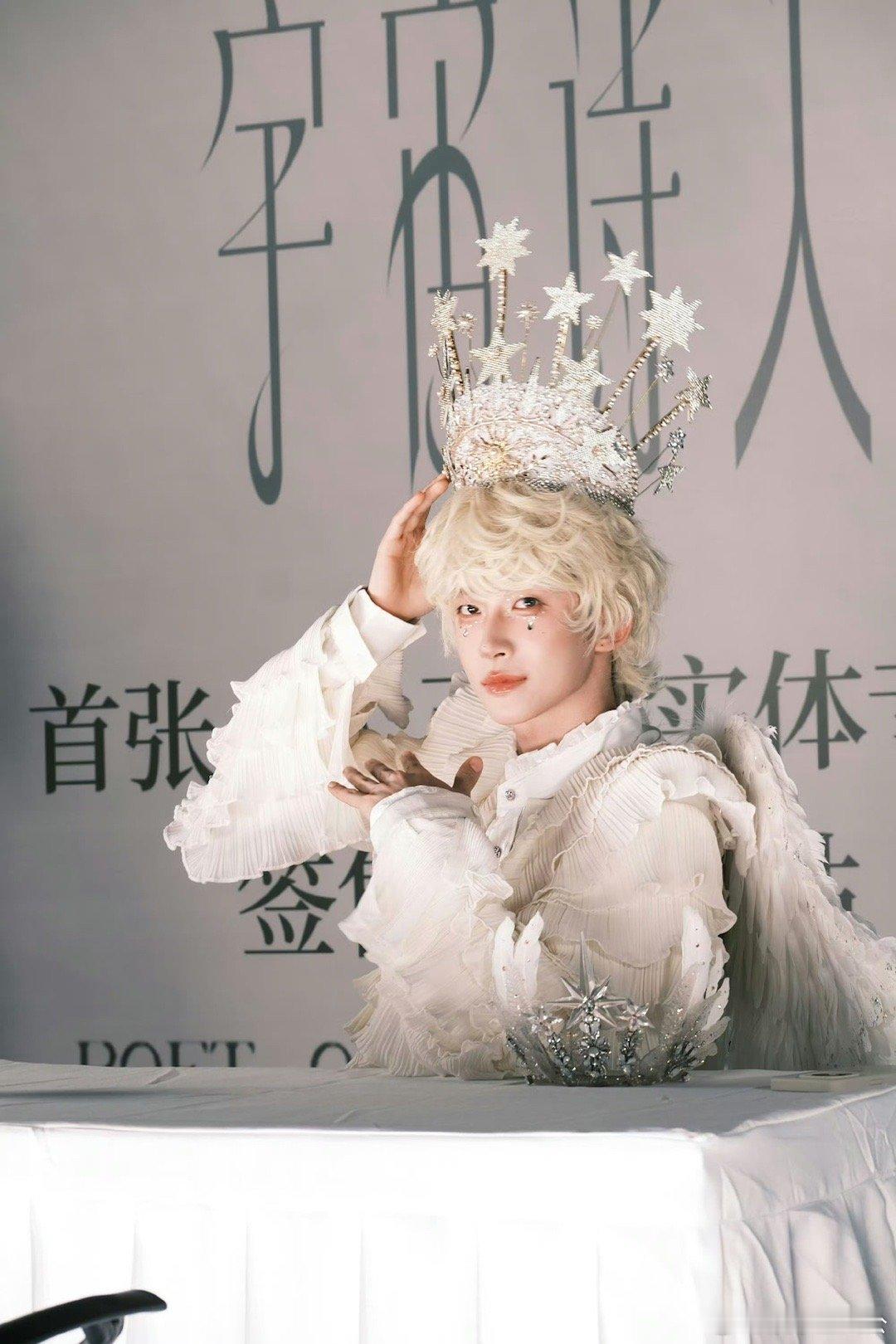 #刘宇签售会角色扮演# 刘宇签售会的白发天使造型美的也太超过了吧，随便一帧都可以