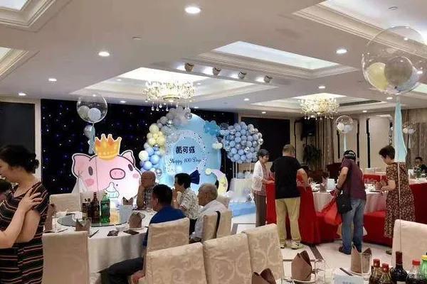 太让人寒心了！昨天，我发小的龙凤胎请满月酒，我随礼1万不说，还主动垫付酒席预付款