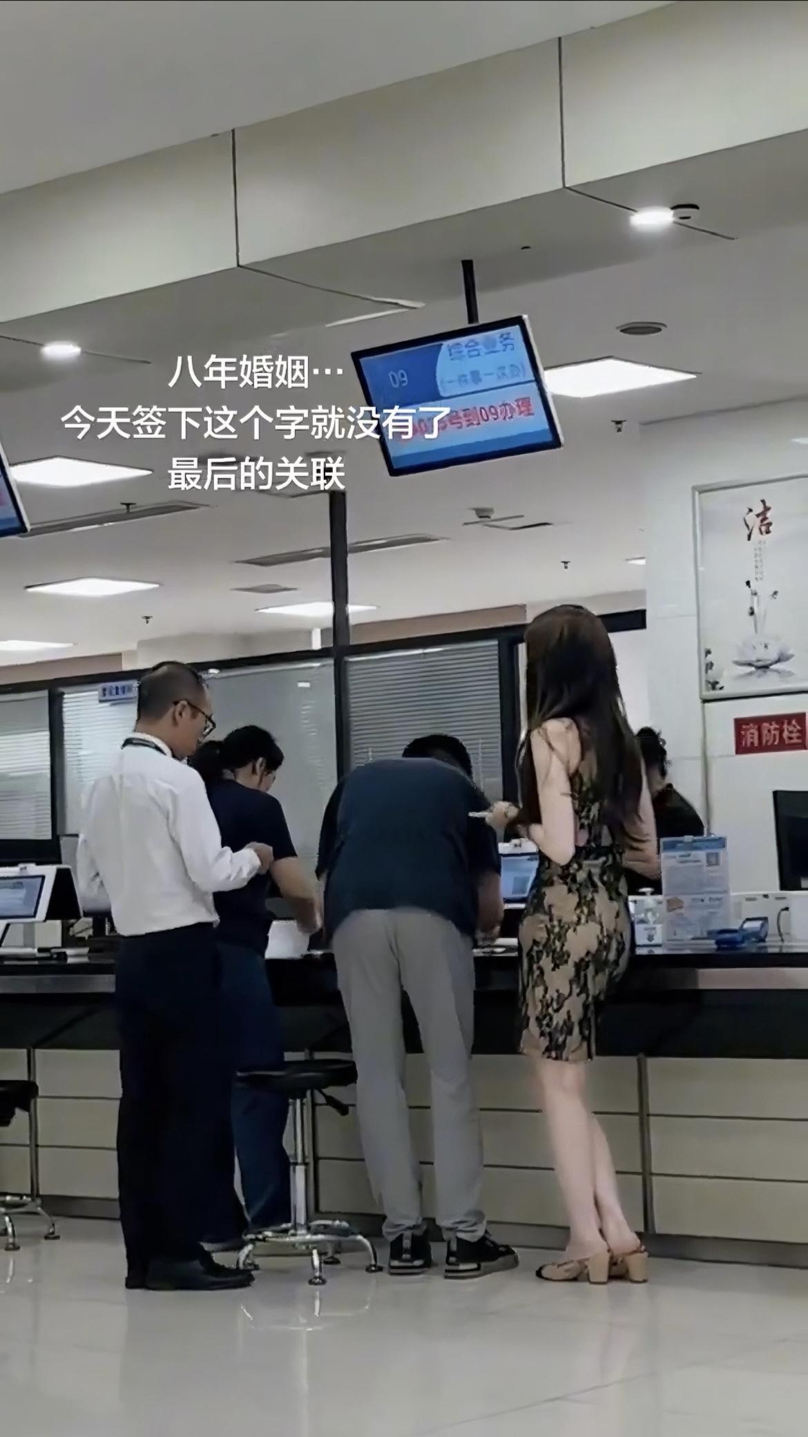 这个女人，签字离婚后，接盘的早已经在排队了吧！