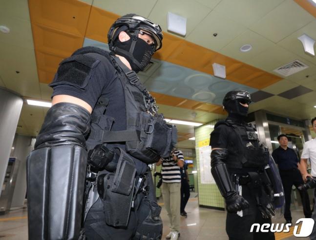 【韩国近日预告杀人发帖者接连遭韩国网警逮捕】

在全韩国范围内，以不特定多数人为