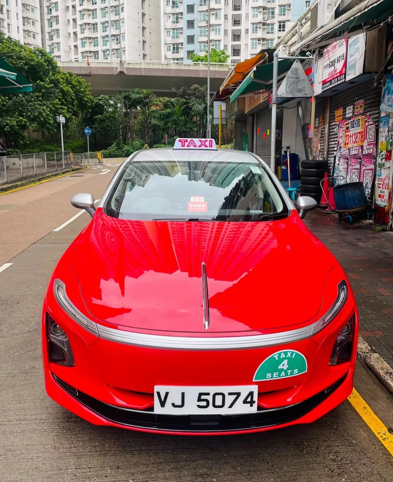 看到香港已经换了一批红旗E-QM5出租，而且也已经有换电站开始上线。这可真是个好