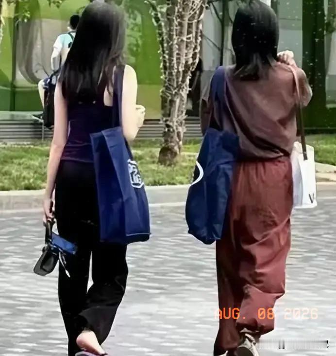 三里屯的商场里，
有人撞见了李嫣和海哈金喜，
没见王菲，也没找李亚鹏，就俩人拎着