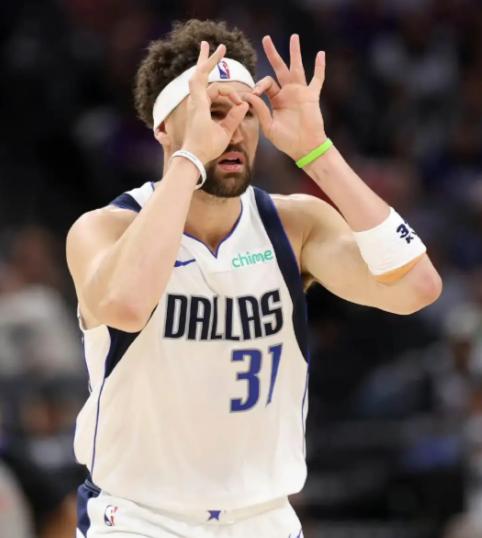 勇士眼光太毒辣了，克莱离开勇士时，勇士管理层都不带留的。他们也能预测到汤普森的下