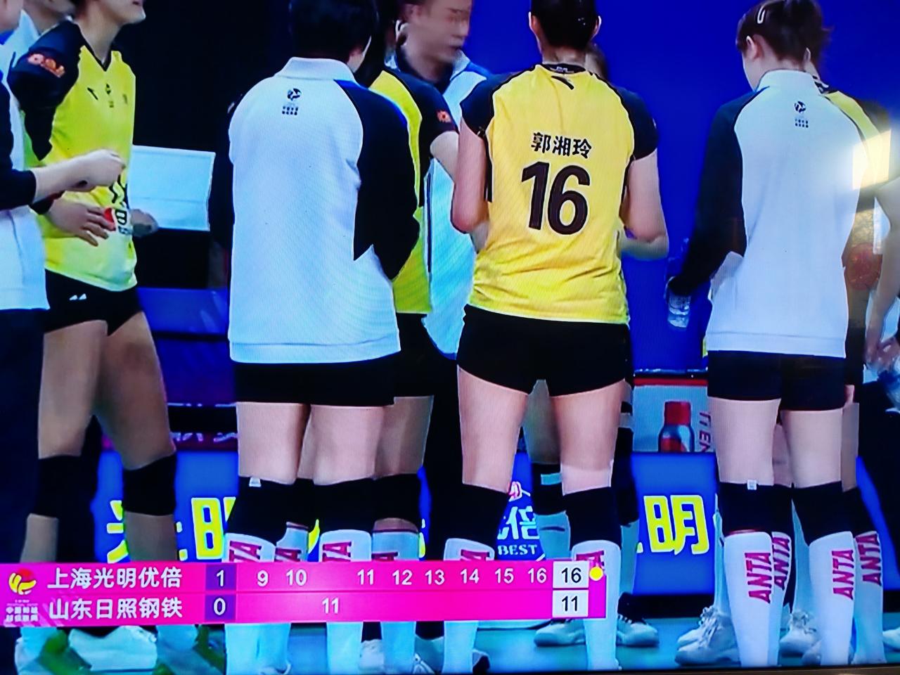 女排排超联赛半决赛第二场，上海女排对阵山东女排，上海女排25：13轻松拿下第一局