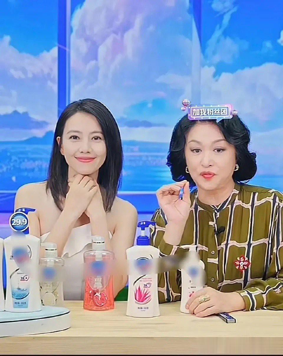 高圆圆都快44岁了，还是没有多大的变化，直播时优雅大气，眼睛也特别有神韵，和一旁