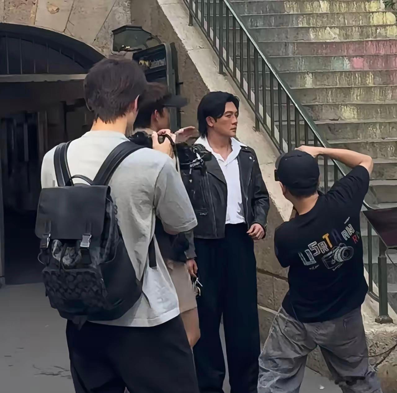 苏有朋现身巴黎参加活动，这直接堪称换脸走在街上都不敢认了！ 