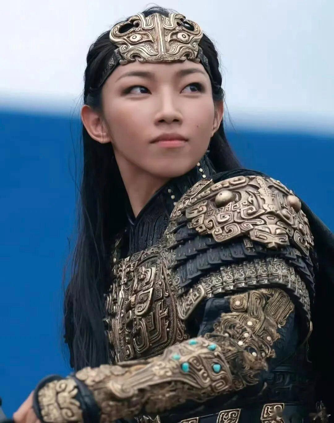 镖人 那尔那茜这人演技也不行啊，怎么成的明星？说词的时候眼神是固定的，面部肌肉是