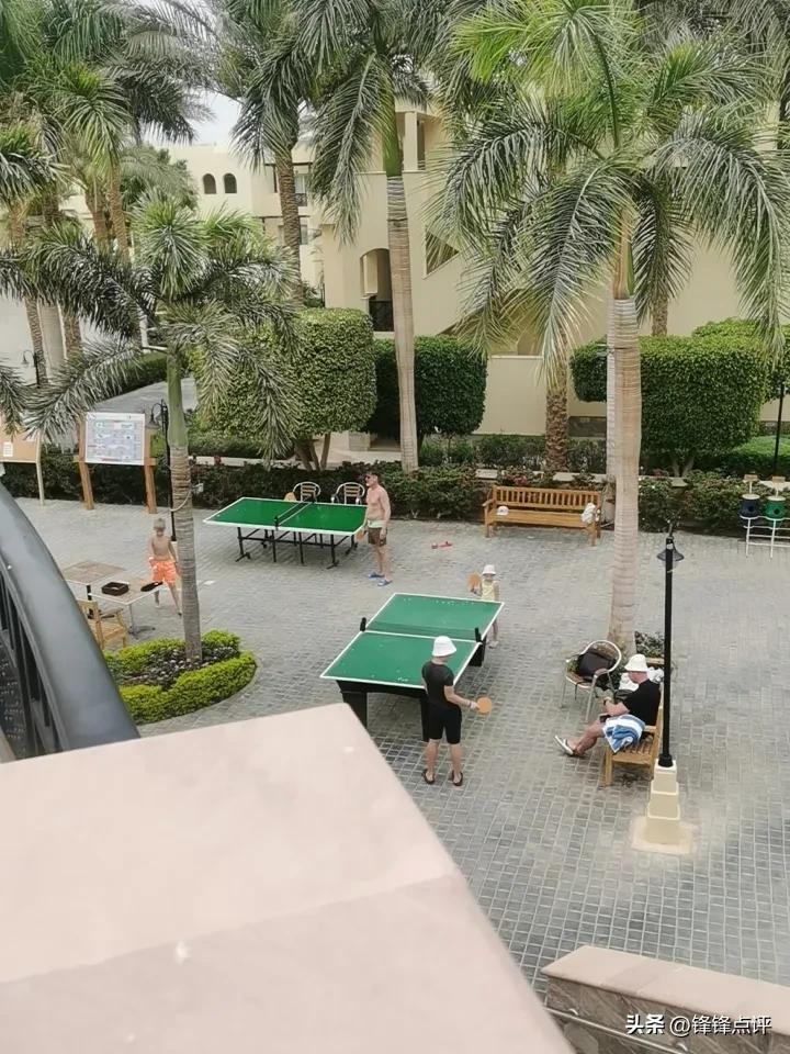 大家好，我是锋锋，看天下美景，品天下美食！
酒店有两张乒乓球桌，每天都有老外在打