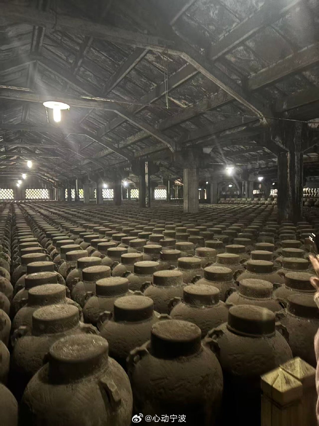 【浙江这座酒库里藏着千万坛岁月佳酿 】这里是获吉尼斯认证的世界最大黄酒酒库，占地