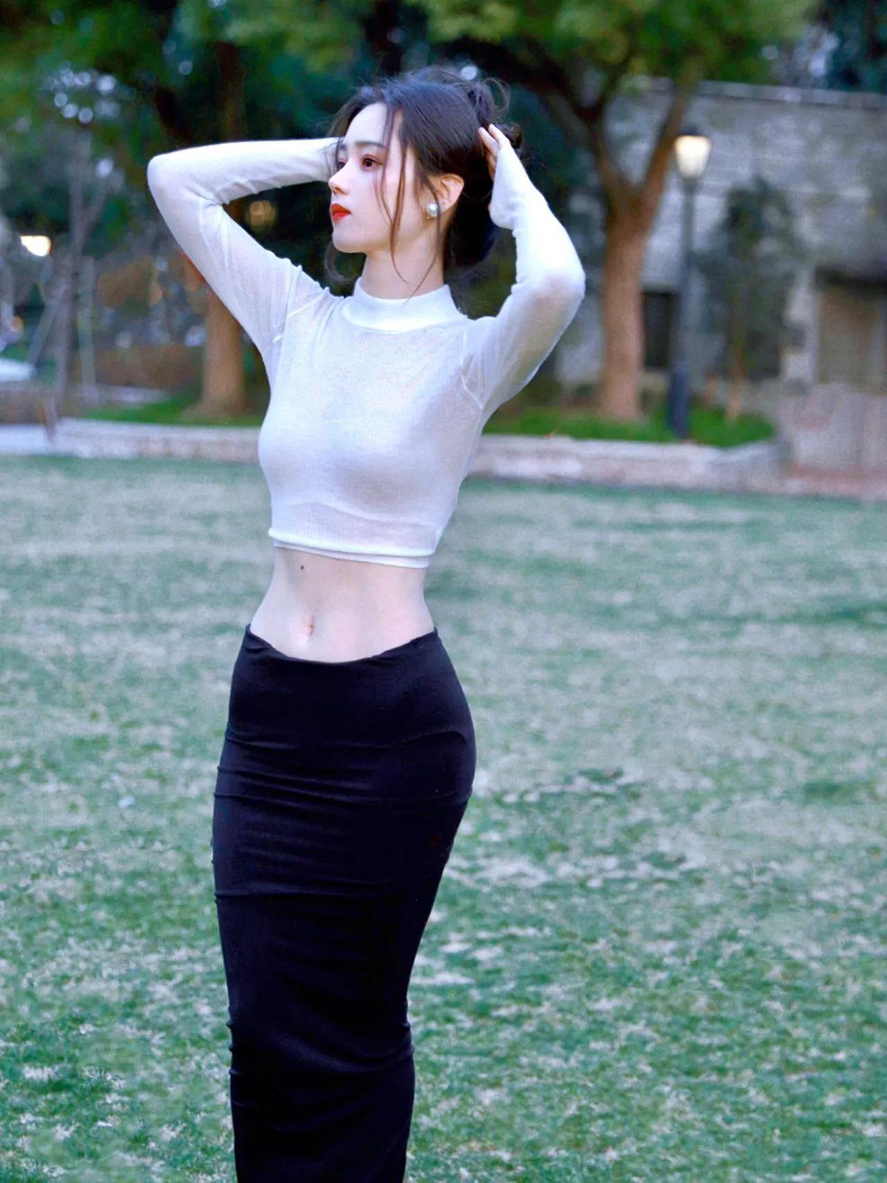 黑白极简，小蛮腰|||get到了郁金香的美
春天的草地挺有氛围感🌷
.