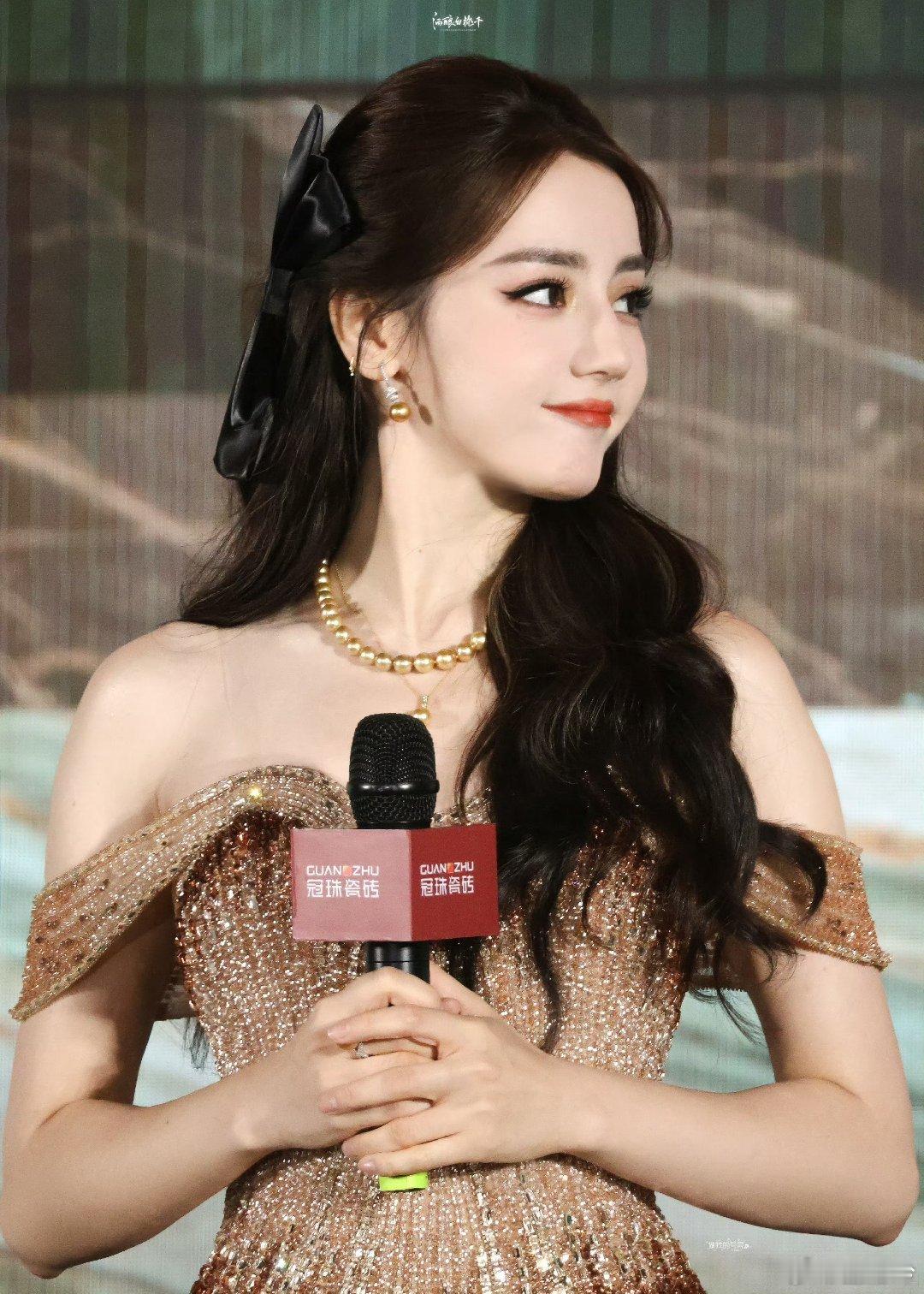 周星驰迪丽热巴走女足步 dlrb迪丽热巴吴安珀时期 “小时候的快乐和烦恼都很纯粹
