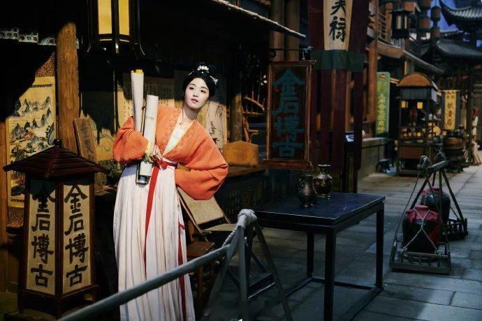 卢昱晓古画美人照进现实  卢昱晓的美，如同古画中走出的佳人，手弹琵琶，花前闲坐，