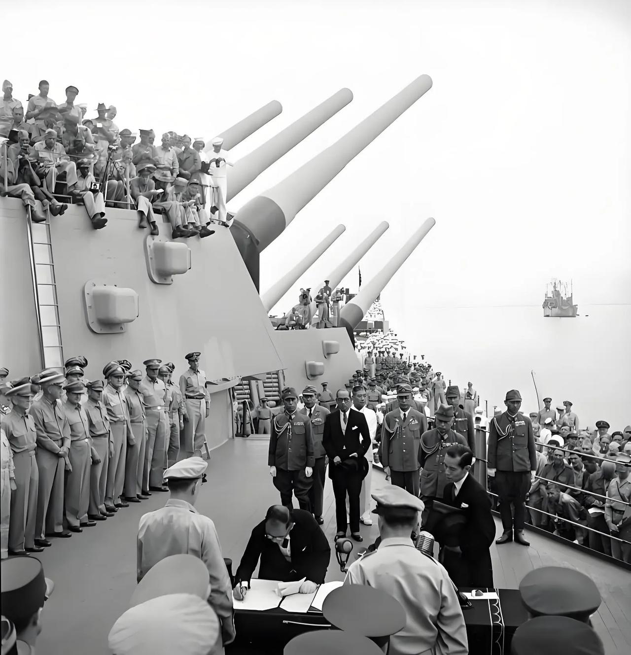 1945年9月2日，日本在停泊于东京湾的美国战列舰“密苏里”号上正式签署无条件投