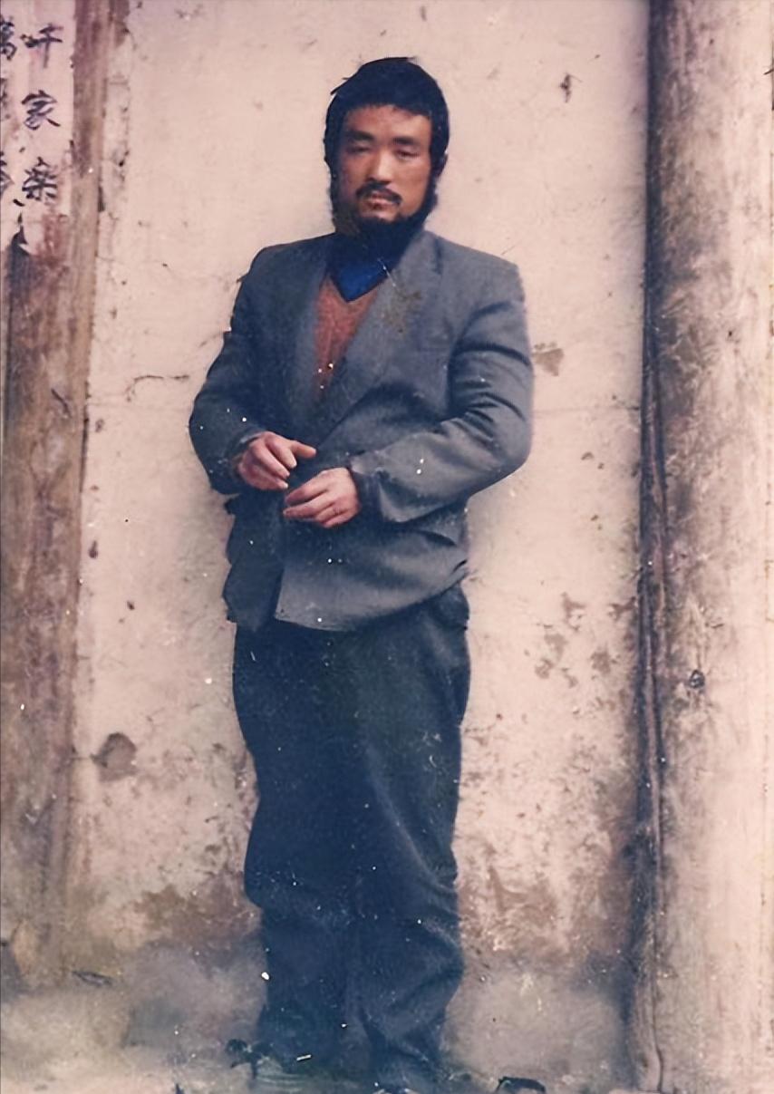 1997年，安微农民带妻儿在北京街头流浪，突然，一个衣衫褴褛的小孩凑近，从怀里捧