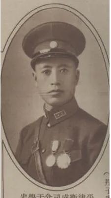 1943年，国军上将于学忠被日军包围，这时，少将魏凤韶站了出来，说：“把衣服给我