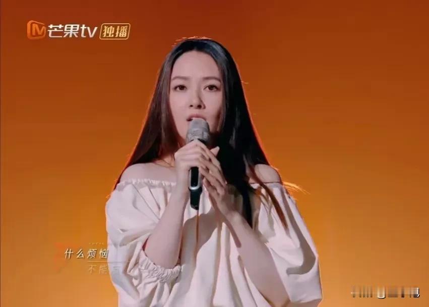 郭碧婷唱的《小美满》，毫无亮点，没想到还赢了苗苗。
郭碧婷唱完后，戚薇和蔡文静的