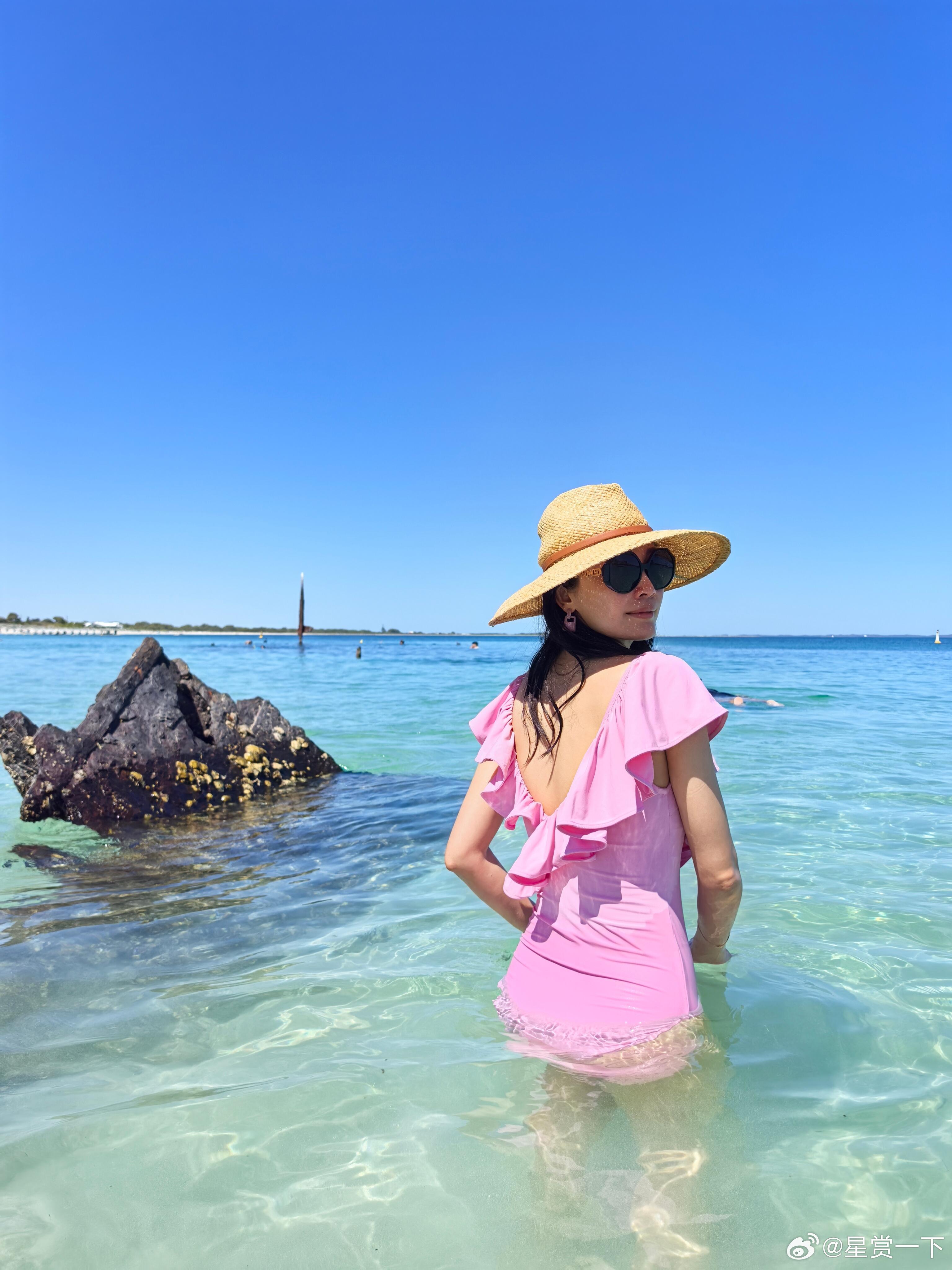 高晓菲澳洲珀斯度假🌊，身材火辣 