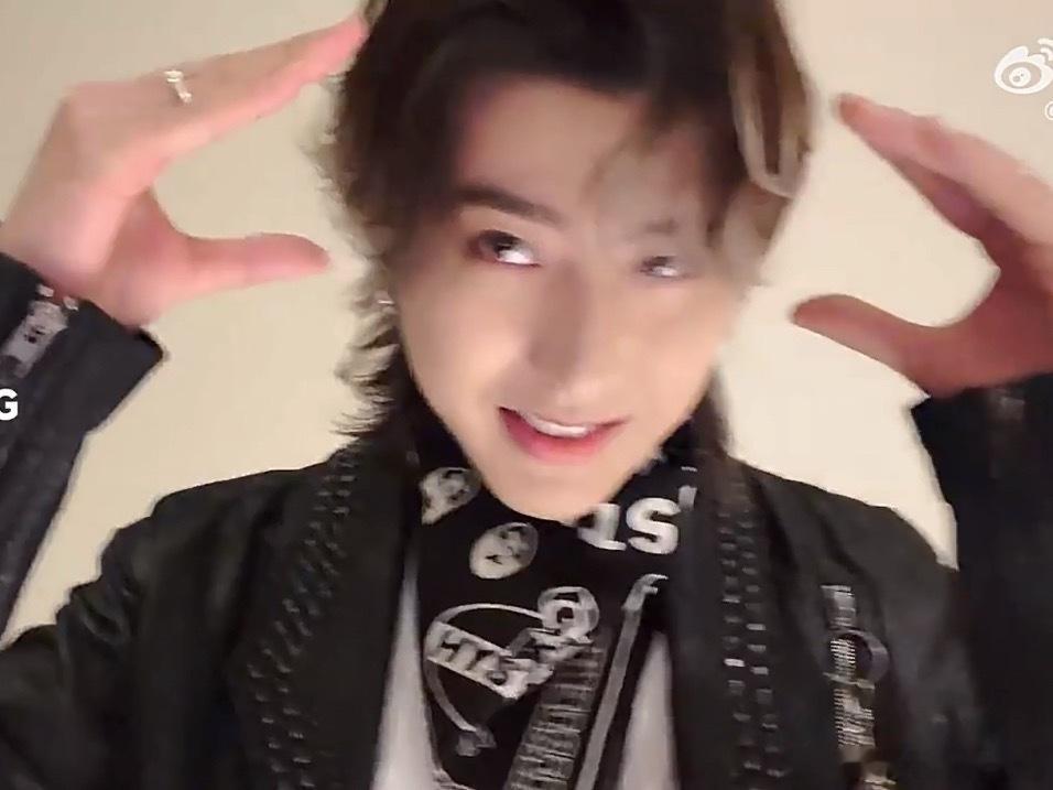 他咋了！他咋了吧！！！狗儿！ 