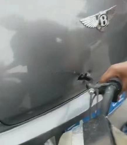 电动自行车追尾宾利~~~这得赔多少钱啊？？？