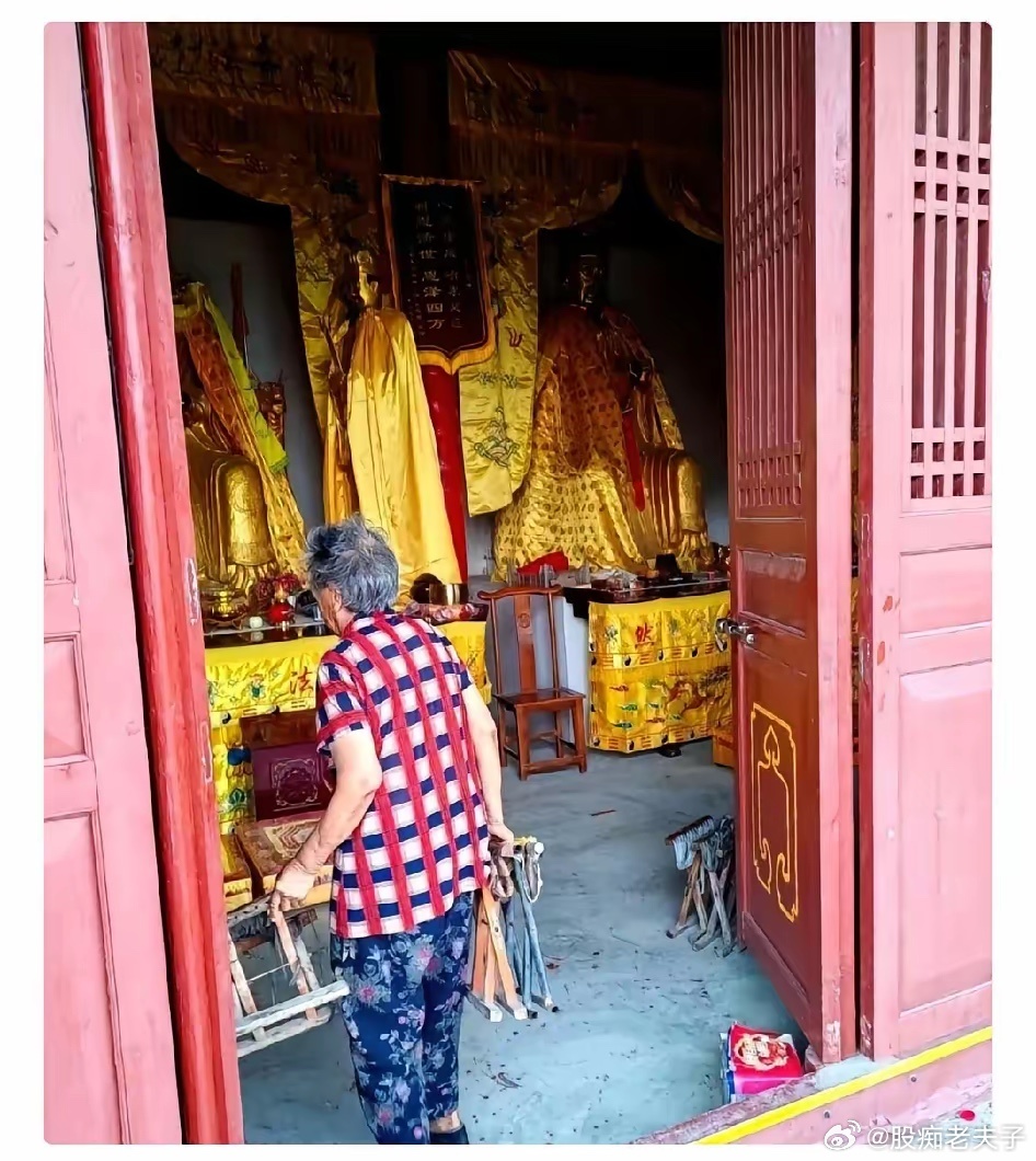 广西桂林一个68岁的老太太，拜了45年的佛。去年查出乳腺癌，她回到家，做的第一件