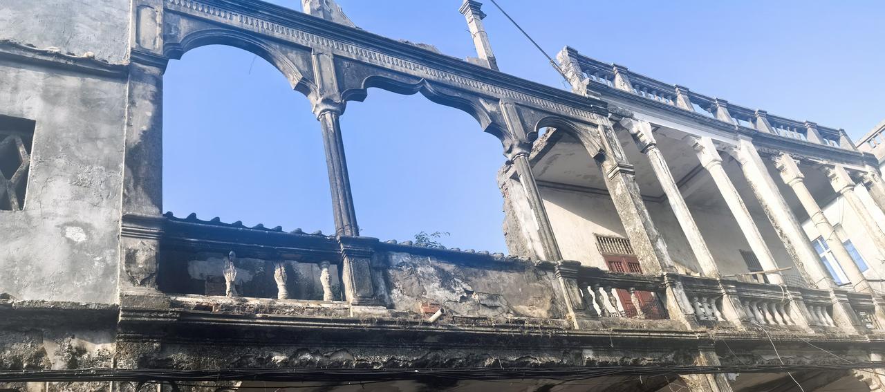 我站在残垣断壁下
叩问每一处苔痕
你到底见证了
人世间多少悲欢离合
欢乐也好 